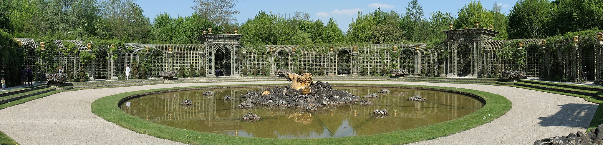 Parc de Versailles, bosquet de l'Encelade. Vue générale du bassin.